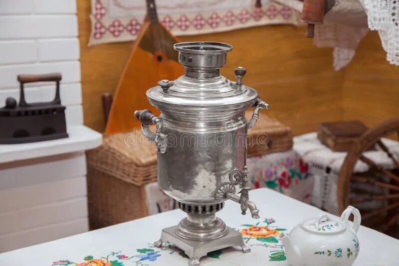 Самовар сапог ресторан. Традиционный русский самовар. самовар в избе. самовар вблизи. самовар на дровах на природе.