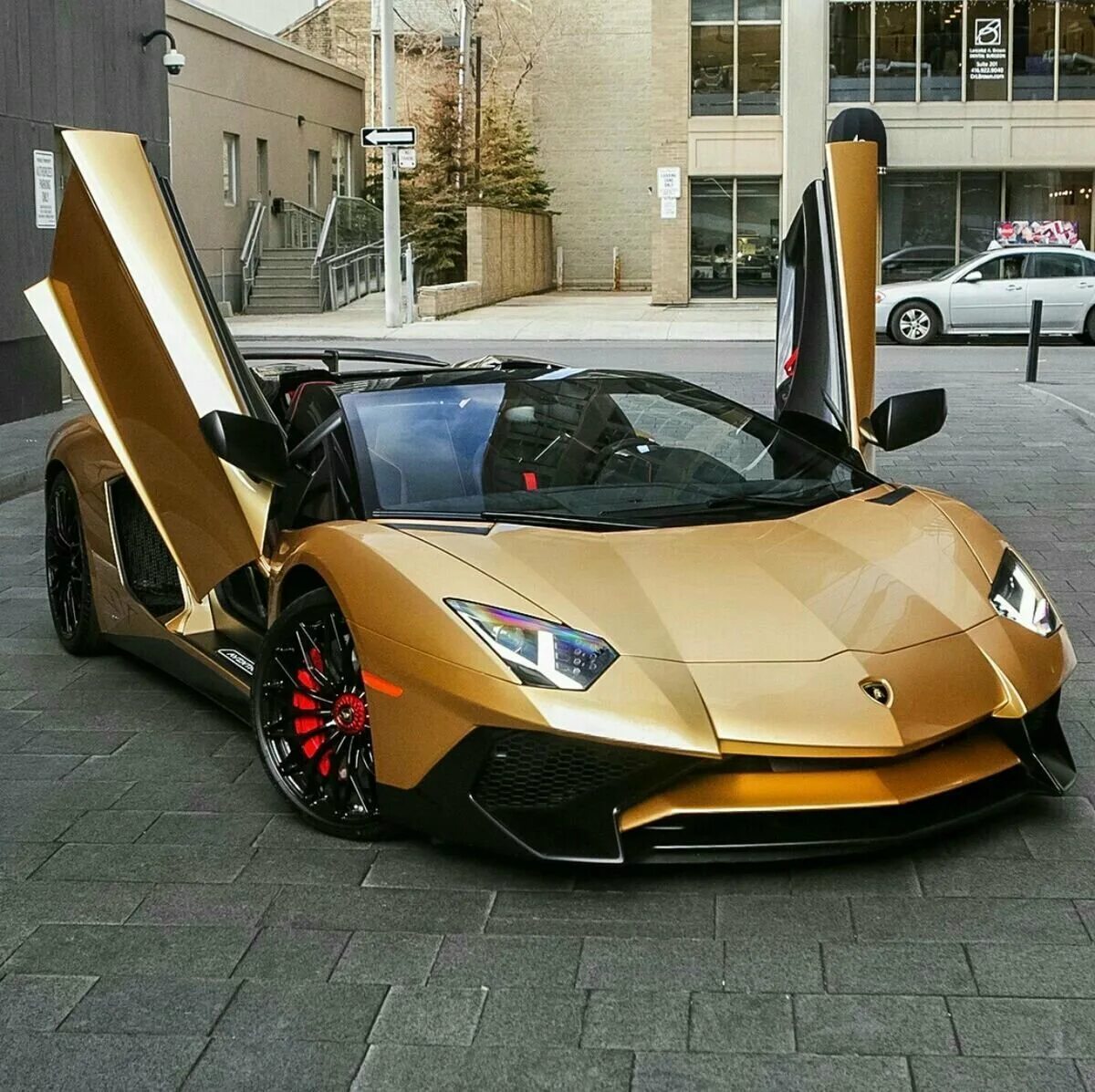 Ламборджини. Ламборджини Aventador. Ламборджини авентадор 2020 золотой. Ламборгини авентадор 2018 золотой. Красивые машины цены