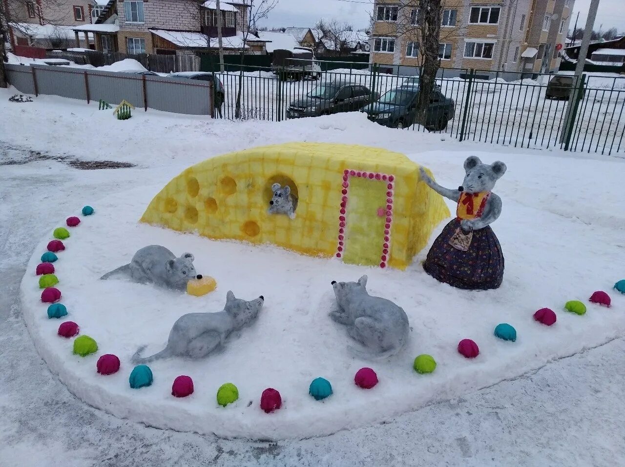 Зимние участки тема. Постройки из снега в детском саду. Снежные фигуры для детского сада. Зимние фигуры на участке детского сада. Фигурки из снега для детского сада.