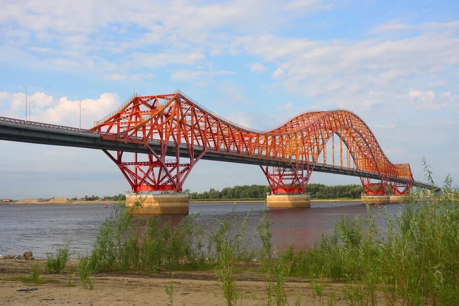 Река иртыш ханты-мансийск. Мост через иртыш в ханты-мансийске. Красный мост ханты мансийск. Мост дракона ханты мансийск. Металла для строительства моста в ханты мансийске.