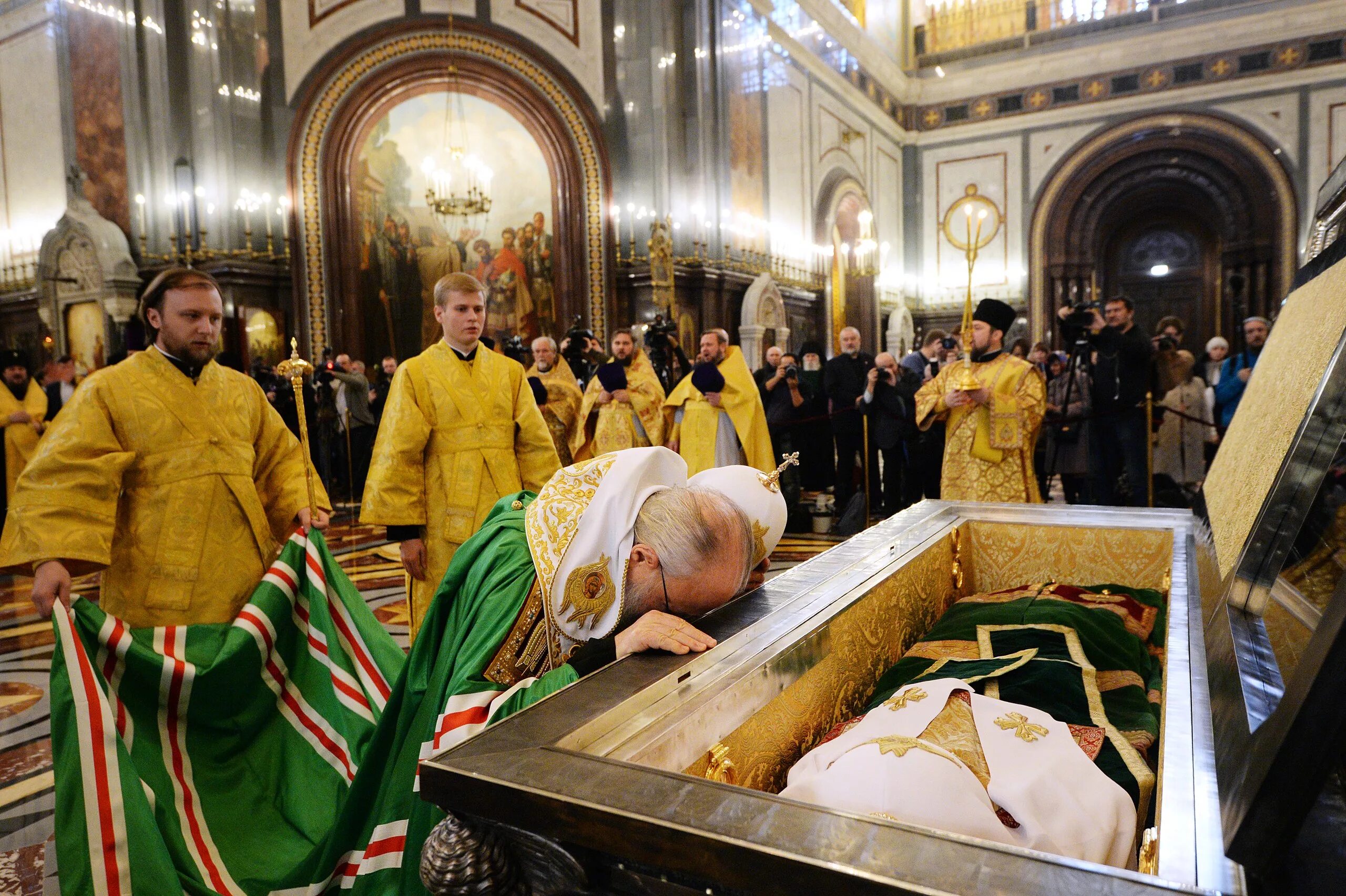 очередь к храму христа спасителя мощи святого. почитание святых мощей. нетленные мощи православных святых. мощи православных святых. мощисвятителя луки воина-есинецкого.