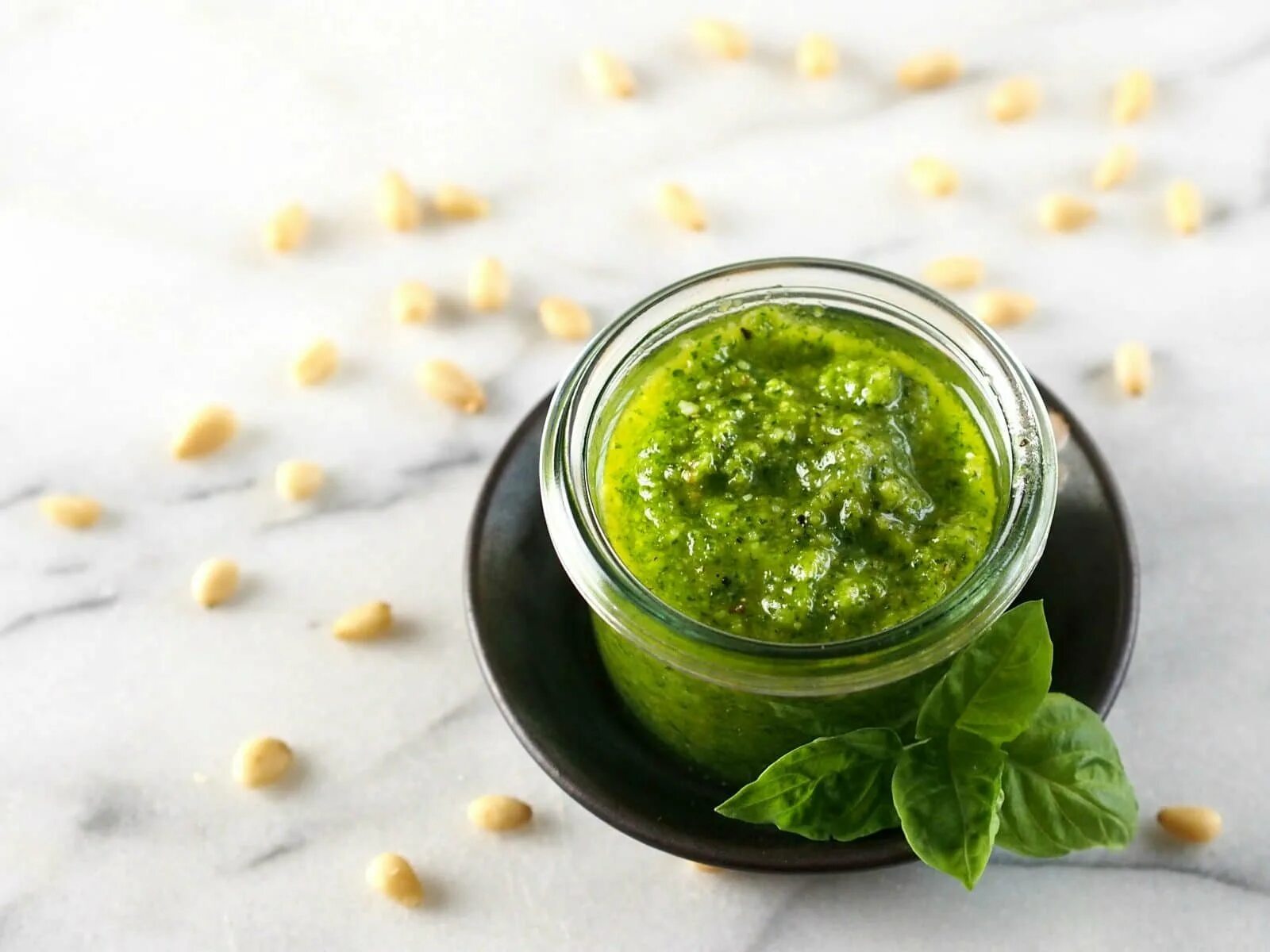 Песто из базилика. Томатно базиликовый соус. Томатная паста с базиликом. Pesto базилик. Паста песто с базиликом.