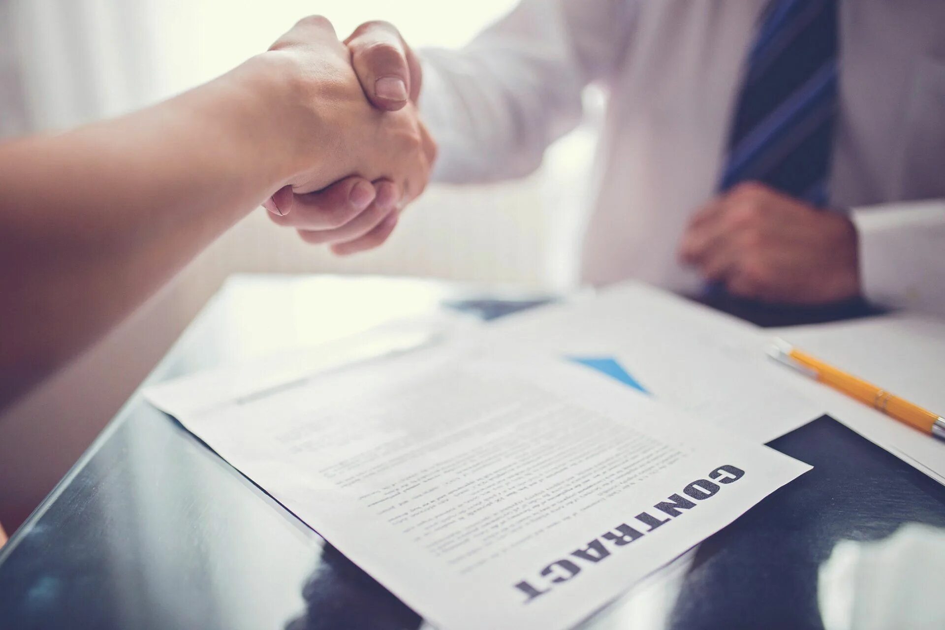 Offer letter. Agreement/contract example. Деловые документы на столе. Бизнес документы. Enter a contract.