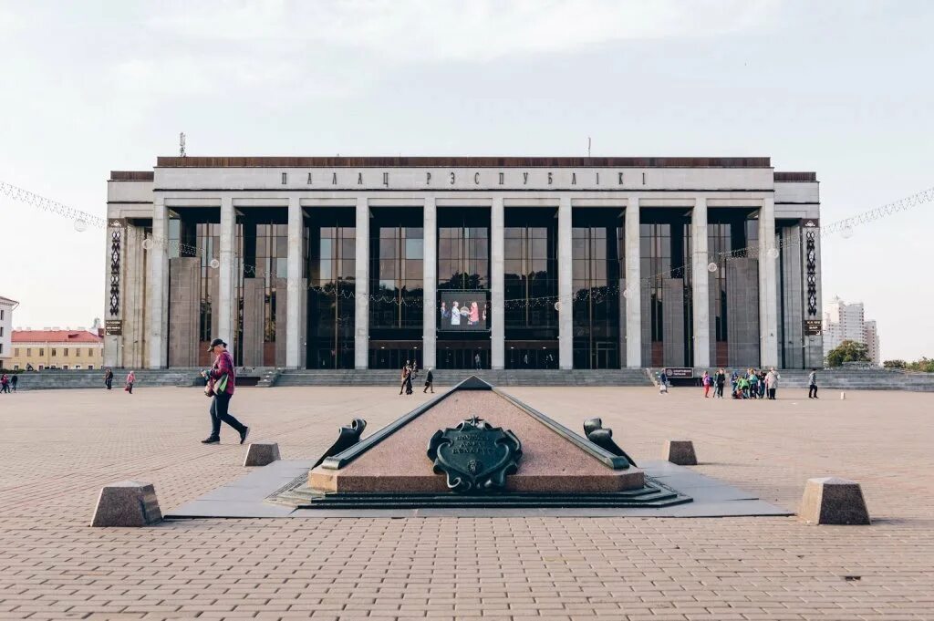 Окт минск. Октябрьская площадь Минск. Площадь октября Минск. Октябрьская площадь, 1 в Минске. Октябрьская площадь в Минске фраг.