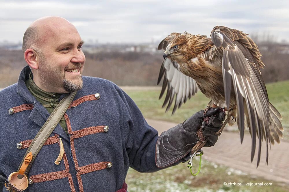 охота в темрюке на утку и гуся. рогатка выживальщика. человек с биноклем на охоте. охота руками. охотник.