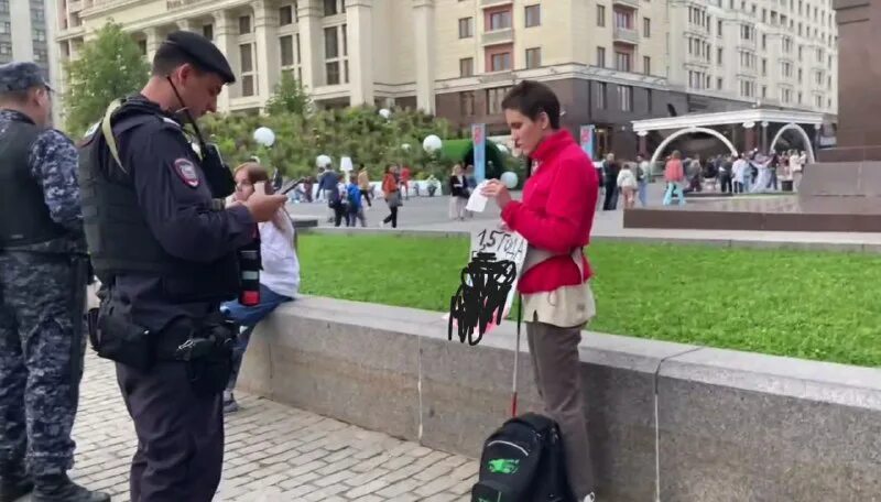 девочка сфоткалась с полицейским. полицейский фоткает. полиция сфотографировала. памятник полицейскому. девушка с полицейским парнем.