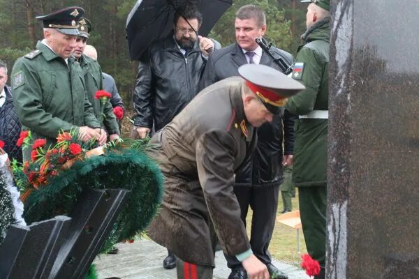 Погода в шаровичах. Памятник Мирошниченко Шаровичи. Шаровичи Рогнединский район. Село Шаровичи Брянская область. Памятник Мирошниченко Шаровичи 2021.