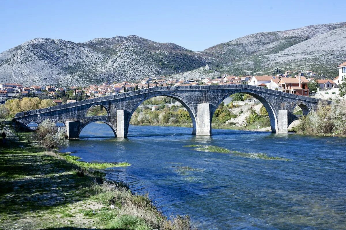Требинье Босния. Мост Арсланагича в Требинье. Требинье Босния мост. Босния и Герцеговина Требинье мост Арсланагича.