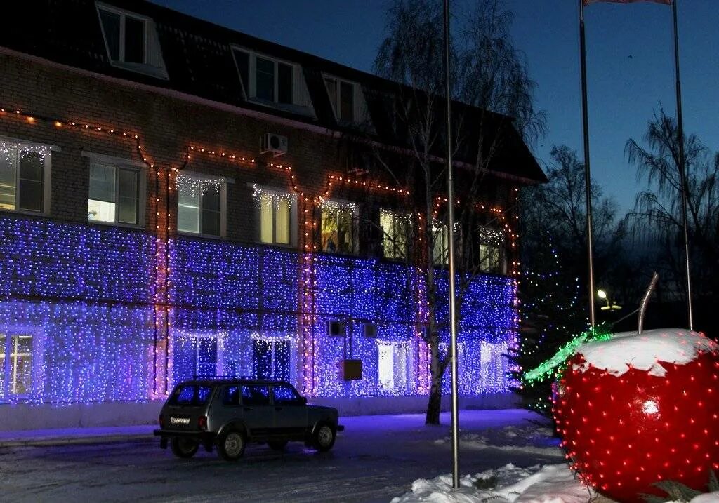Украшение фасадов зданий. Новогоднее украшение фасада. украшение здания к новому году. украсить фасад здания. новогоднее украшение фасадов административных зданий.