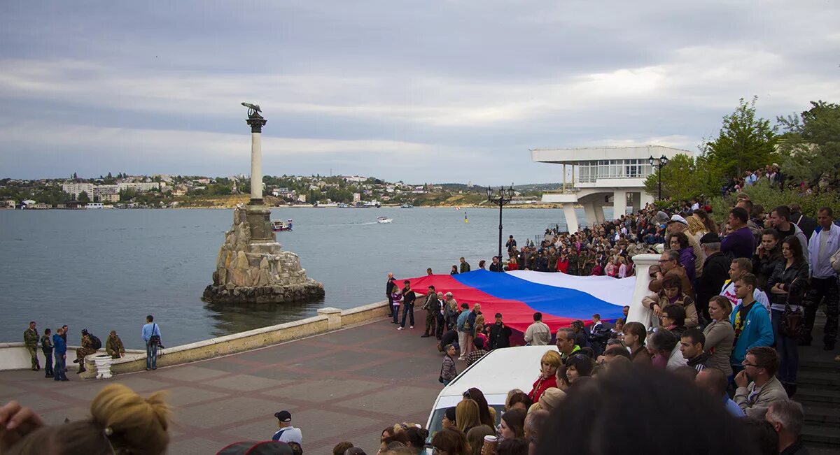 Севастополь крым россия картинки. Севастополь Крым Россия. Севастополь 2014 год. Крым Севастополь 2014. Митинг площадь Нахимова в Севастополе 2014.