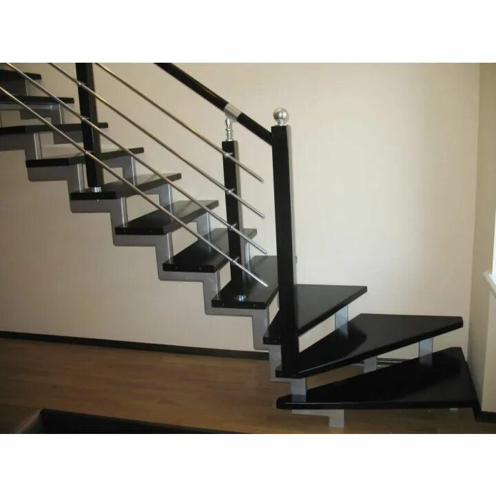 Лестница металл 40на40. Металлический каркас для лестницы с забежными ступенями. Лестница из металлокаркаса. Каркас лестницы из металла.