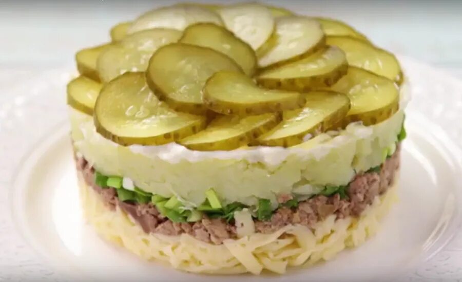 Печень трески салат. Салат из печени трески с огурцом. Рецепт салат печень трески с огурцом. Салат печень трески с яйцами и огурцами. Рецепт салат печень трески с огурцом.