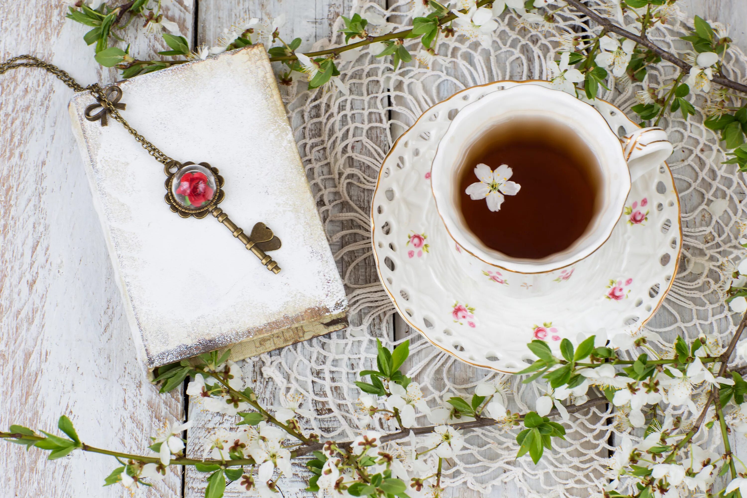 Чай на столе. Чашка чая. Чай с цветами. Весеннее чаепитие. A cup of liber tea