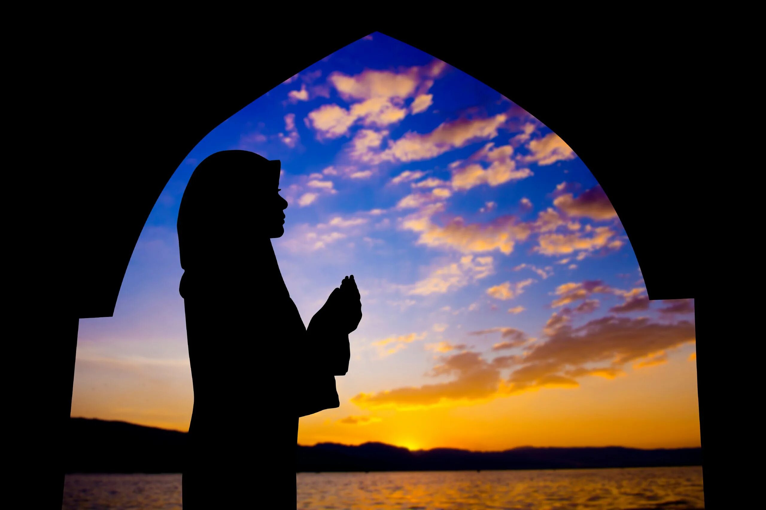 Махар это в исламе. Молящийся на закате.