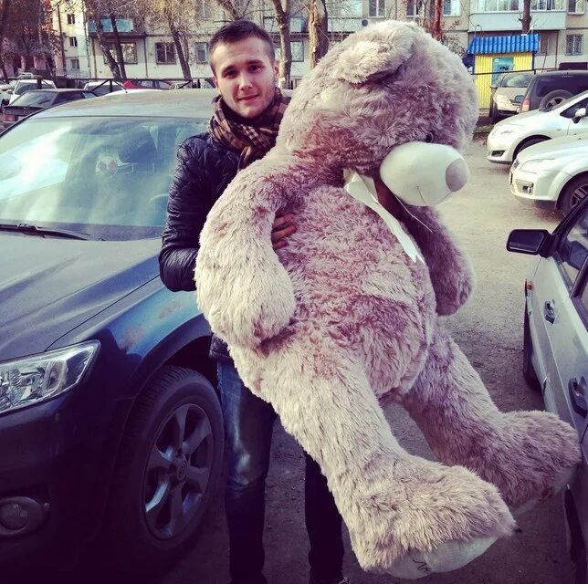 большой плюшевый медведь в руках. парень с мягкой игрушкой. парень с мягкой игрушкой. мужчина мишка. парень медведь.