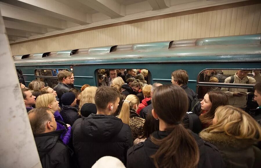 Живу в москве метро. Станция Кузьминки в час пик. Метро Таганско Краснопресненская поезда. Час пик в метро в Москве Текстильщики Кузьминки. Станция Кузьминки Таганско Краснопресненская.