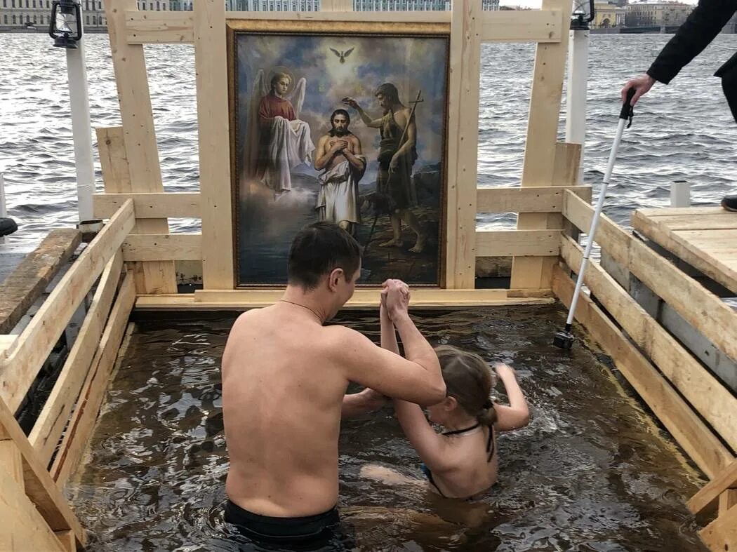 Искупаться на крещение. Аткинсон крещение. купание в иордане на крещение. крещение господне окунание. купание в проруби на крещение 2025.