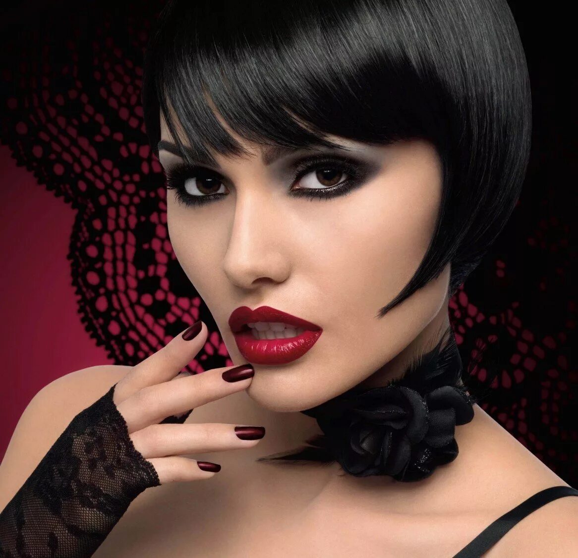 Девушка вамп. Певица с красными губами черными волосами. Образ леди вамп. Леди вамп. Реал вамп стиль.