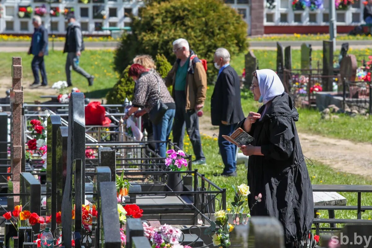 Восточное кладбище в Минске. Радуница в Беларуси. Радуница праздник кладбище. Радуница фото. Пасха и радуница 2024 году в беларуси