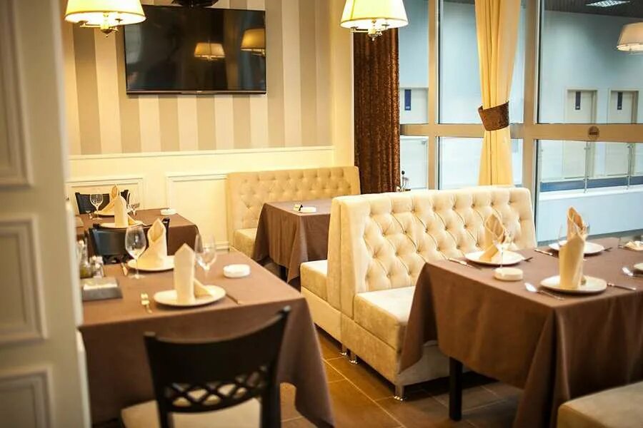 Веранда обнинск. Ресторан отеля триумф обнинск. Лахта плаза ресторан санкт-петербург летняя терраса. Веранда обнинск ресторан плаза. Плаза обнинск гостиница.