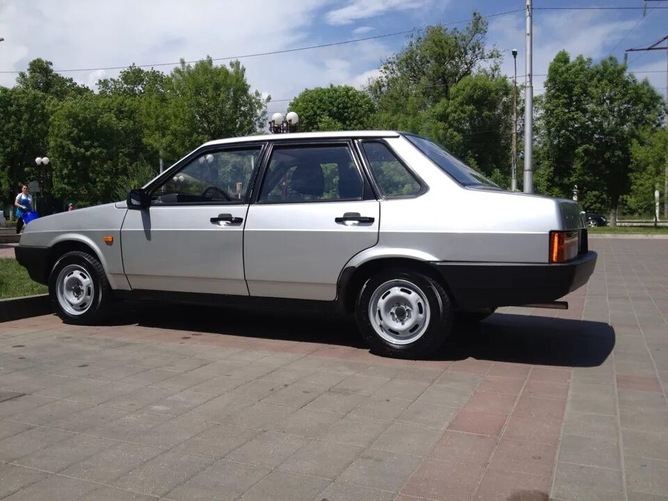 Ваз 21099 заводская. Ваз-21099 седан. 9 ваз 21099. Ваз-21099 седан. Фото ваз 21 0 99.