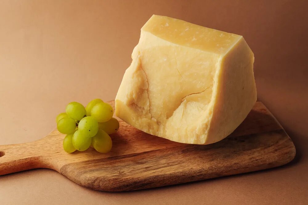Твердый сыр пармезан. Пармезан ВМК пармезан молодой. Молодой сыр. Сыры похожие на пармезан.