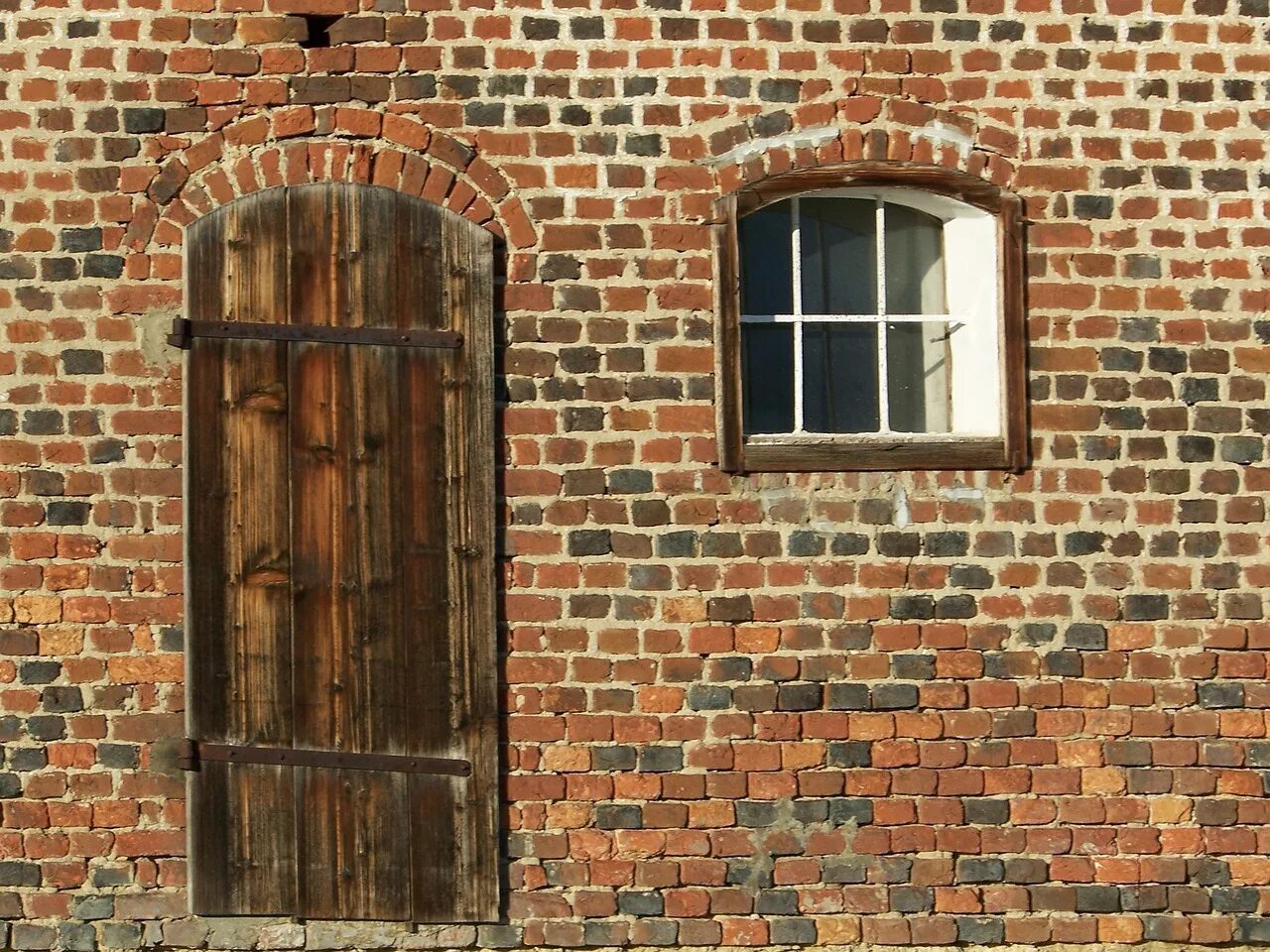 Кирпичная стена дома. Олд брик кирпич. старая кирпичная кладка. старое кирпичное здание. старинная кладка кирпича.