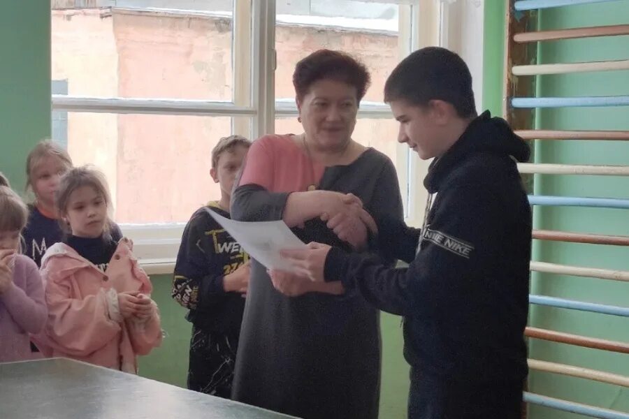 Школа маевской. Школа маевской. Какие были школы в маевской волости. Школа спартака в африке фото. Мы дружбой единой сильны.