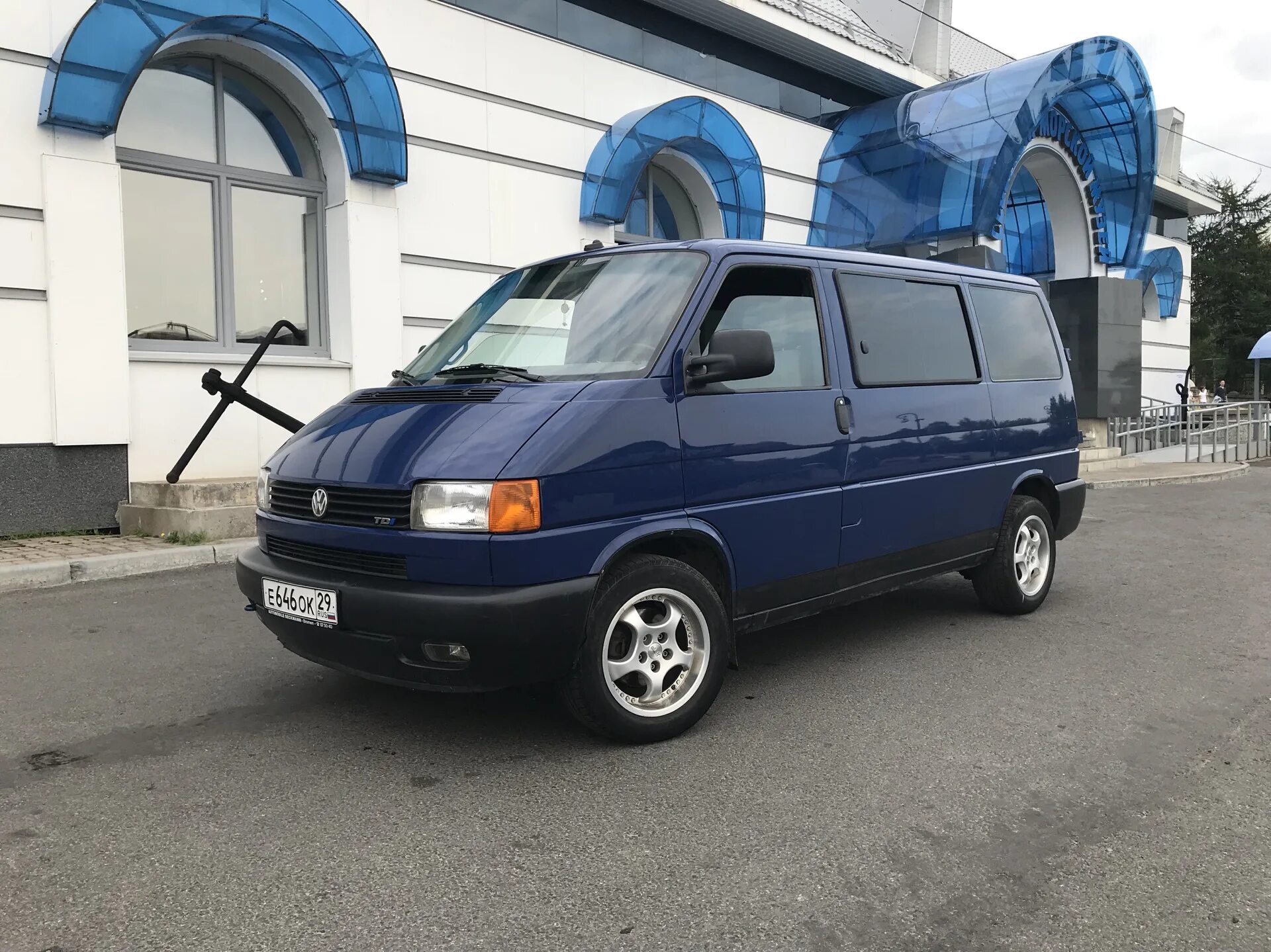 Авито транспортер в крае. Volkswagen Transporter 2002 года. Volkswagen t4 2002. Transporter t4 2002. 2.5 Транспортер 2002.