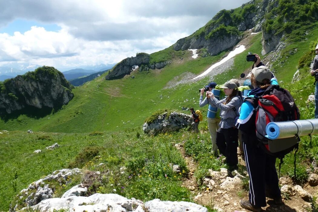 1 из самых популярных туристических маршрутов. Виды отдыха в туризме. 1 из самых популярных туристических маршрутов. Треккинг в горах. Республика адыгея для туристов.