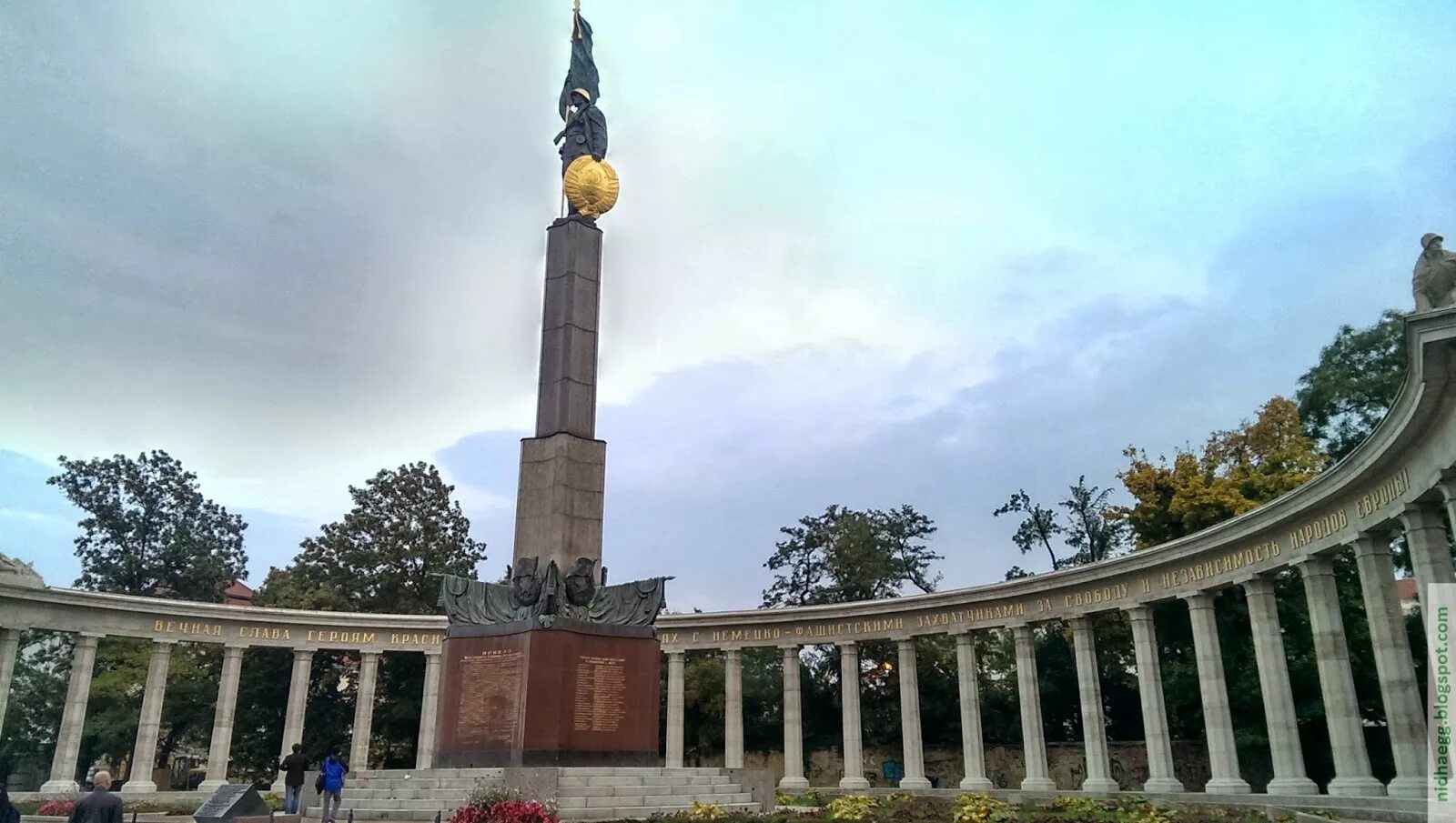 Памятник советским воинам. Памятник советским воинам в будапеште. памятник советским воинам освободителям в вене. советский памятник в вене. вена памятник советскому солдату.