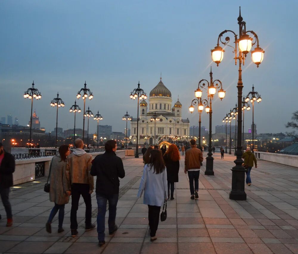 В каком городе погулять. Прогулки по Москве. Гуляем по Москве. Красивые людные места. Набережная красота.