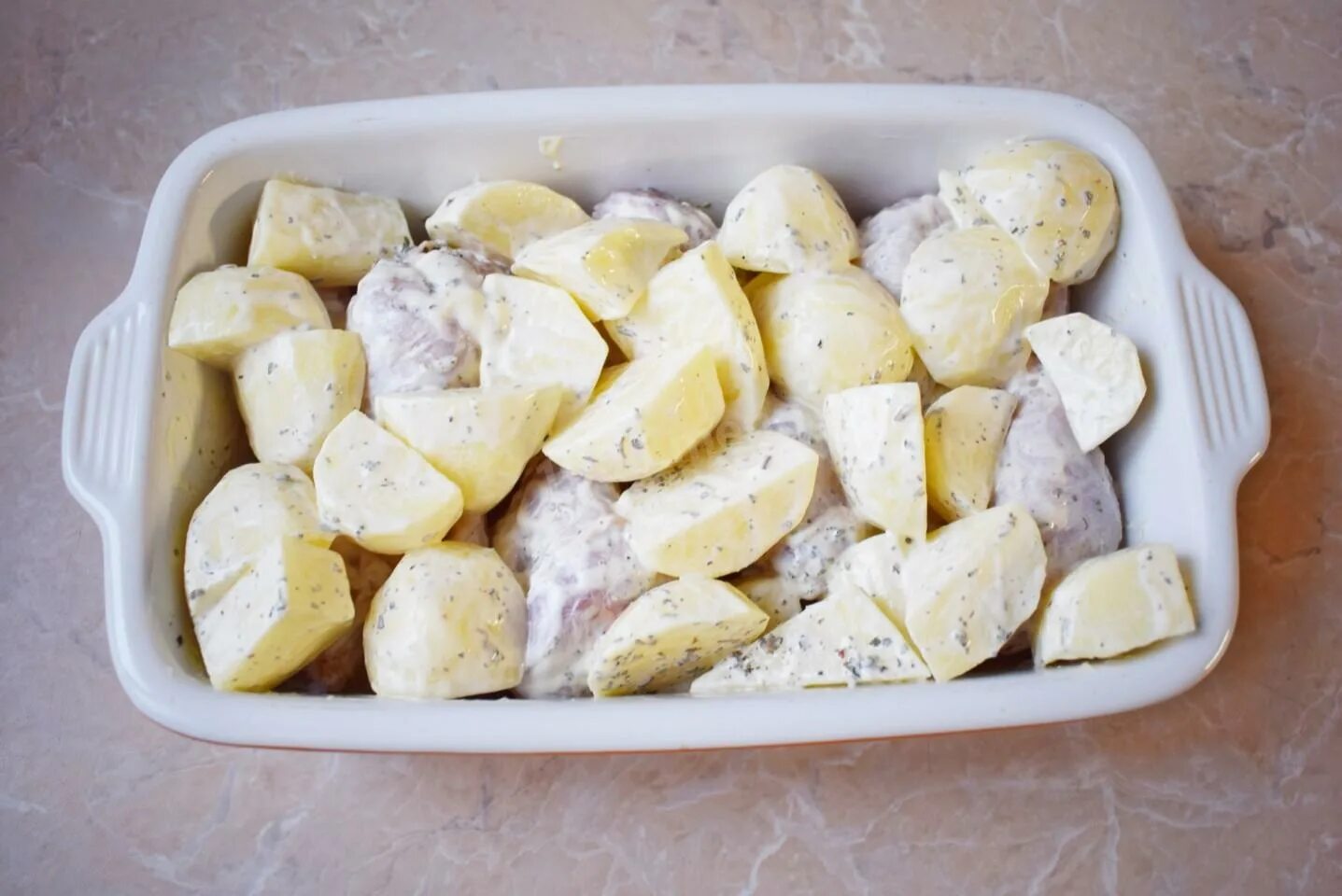 Куриное филе в духовке с картошкой и сыром под майонезом. Филе с картошкой и майонезом. Филе с картошкой и майонезом. Грудка с картошкой в духовке. Куриное филе с картофелем в духовке.