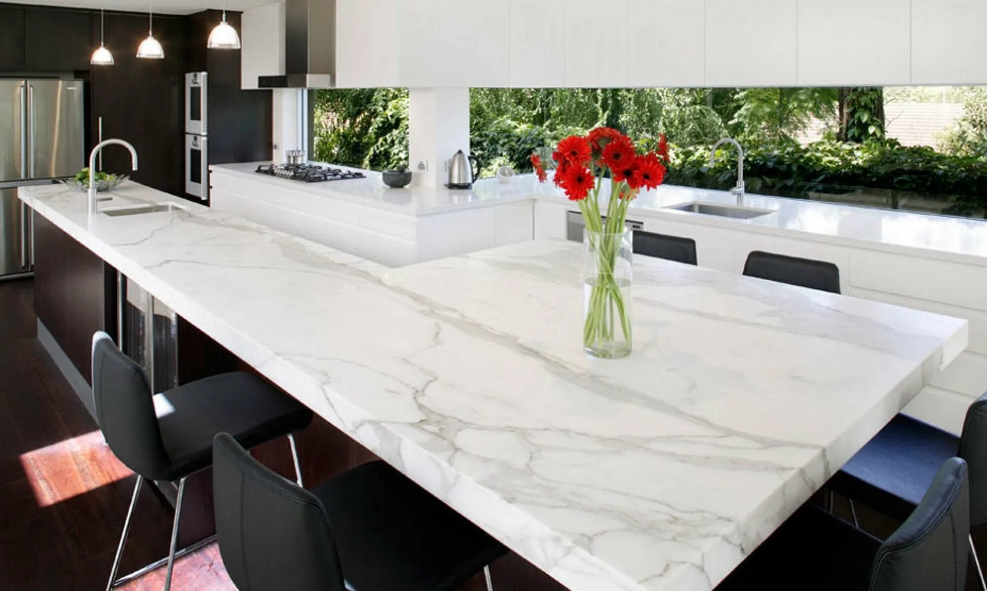 Столешница для кухни мрамор. Мрамор империал столешница кедр. Кухни 2022 мрамор. Calacatta paonazzo. Кухня со столешницей под мрамор.