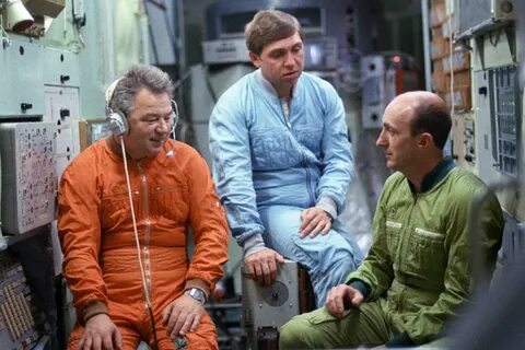 Кто из космонавтов волковых является родственниками