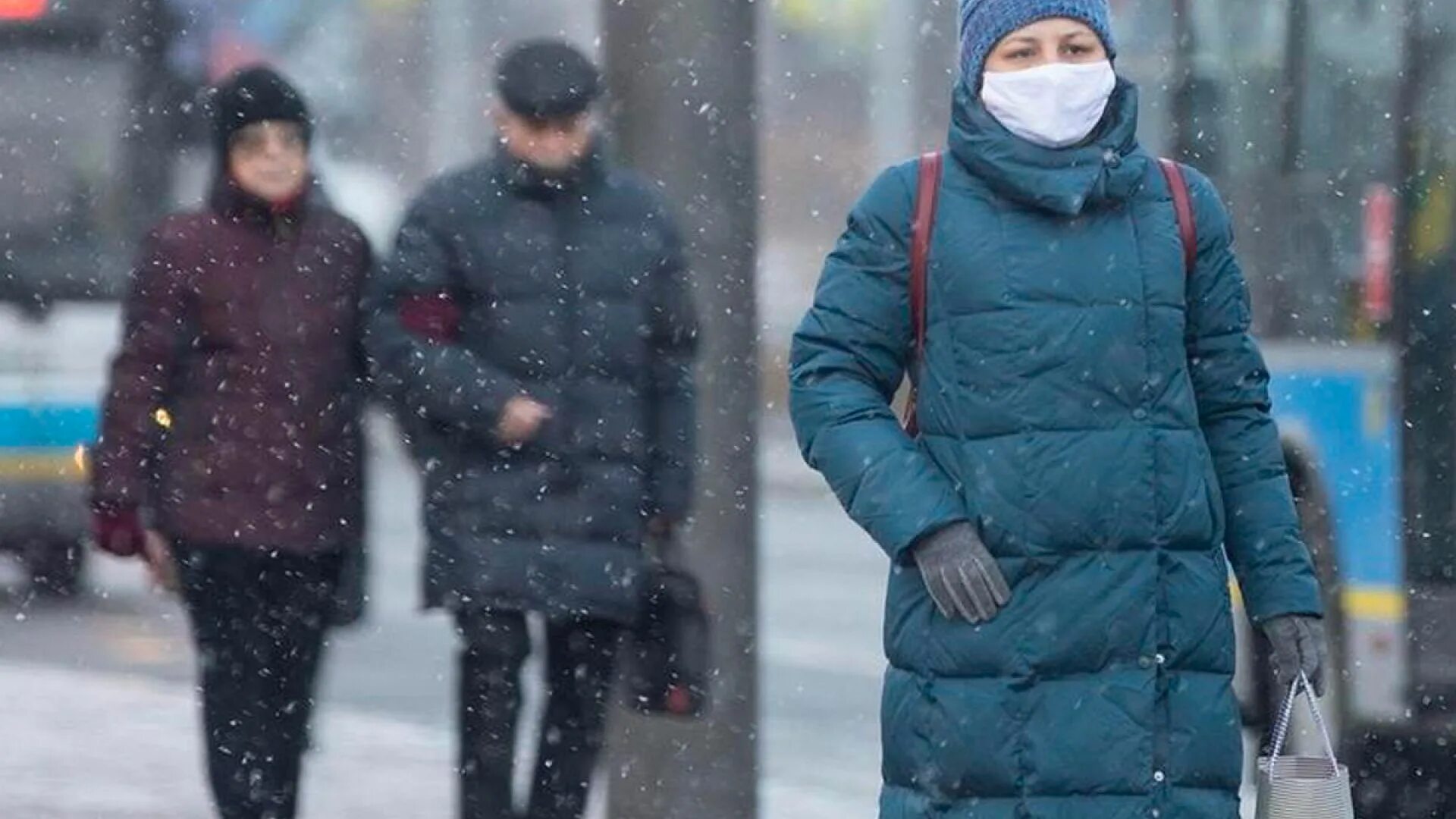 Почему на улице мороз. Люди в масках на улице зимой. Люди в масках на улице зима. Люди зимой. Медицинская маска зимой.