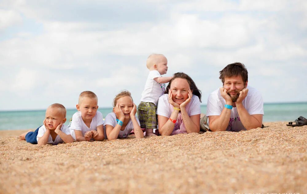 Мир четверых. Семья на пляже. Счастливая семья на море. Счастливая семья с детьми на море. Дети на море с родителями.
