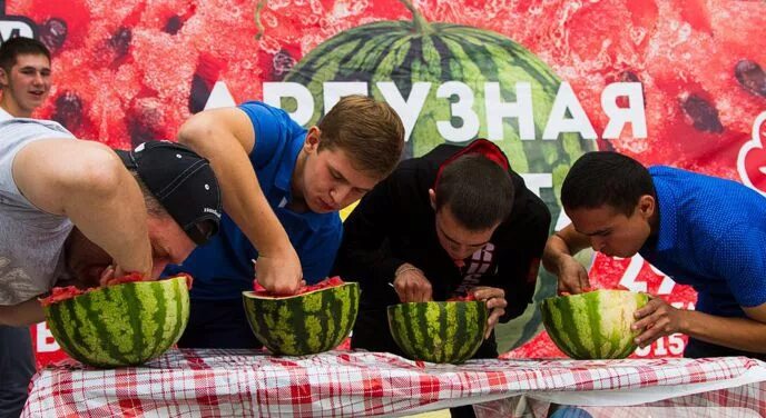 Сын арбуза. Соль Илецк Арбузный фестиваль. Конкурсы с арбузами. Соревнования с арбузом. Конкурс с арбузами взрослый.