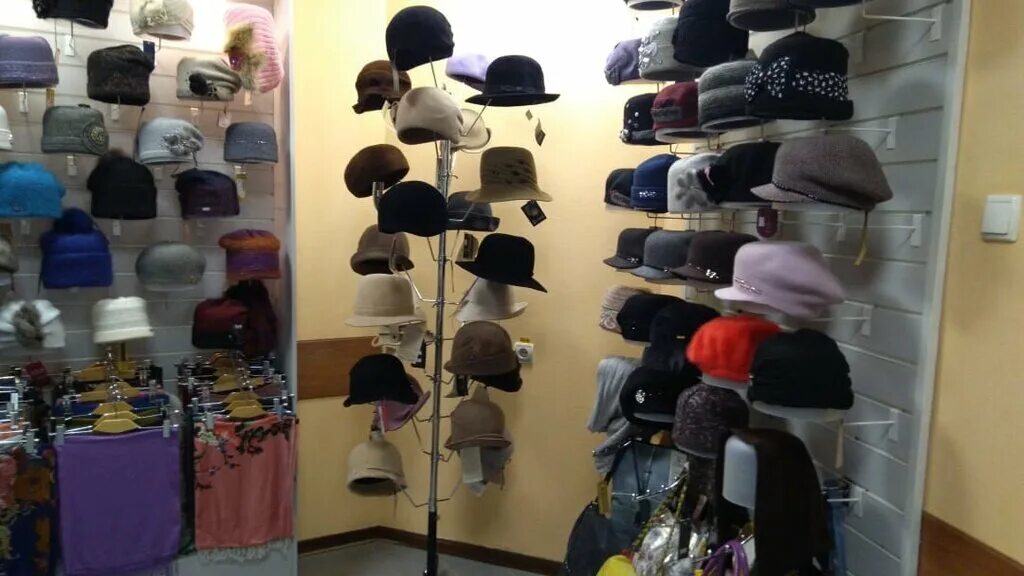реклама магазина головных уборов. магазин шапка коломна. магазин шапка коломна. магазин шапка коломна. витрина для шапок.