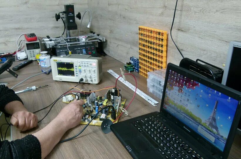 ремонтные мастерские телевизоров. ремонтная мастерская телевизоров. чинит телевизор. мастер по ремонту телевизоров. мастер телевизоров.