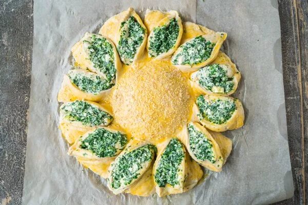 пирог со шпинатом и творогом. шпинатный пирог из слоеного теста. пирог с брынзой и шпинатом. пирог со шпинатом и сыром. киш с яйцом и шпинатом.