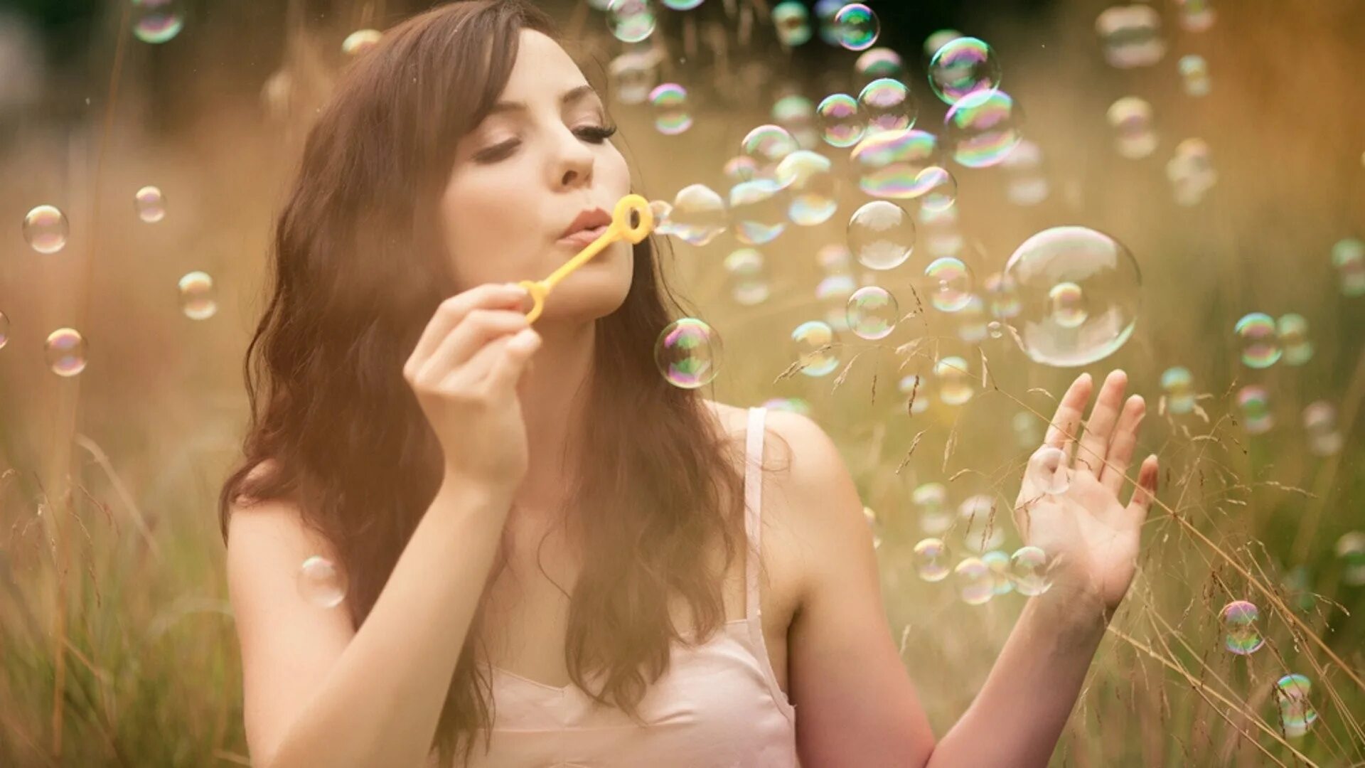 Brunette bubble. Девушка с мыльными пузырями. Фотосессия с мыльными пузырями. Фотосет с мыльными пузырями. Фотосессия девушка с мыльными пузырями.