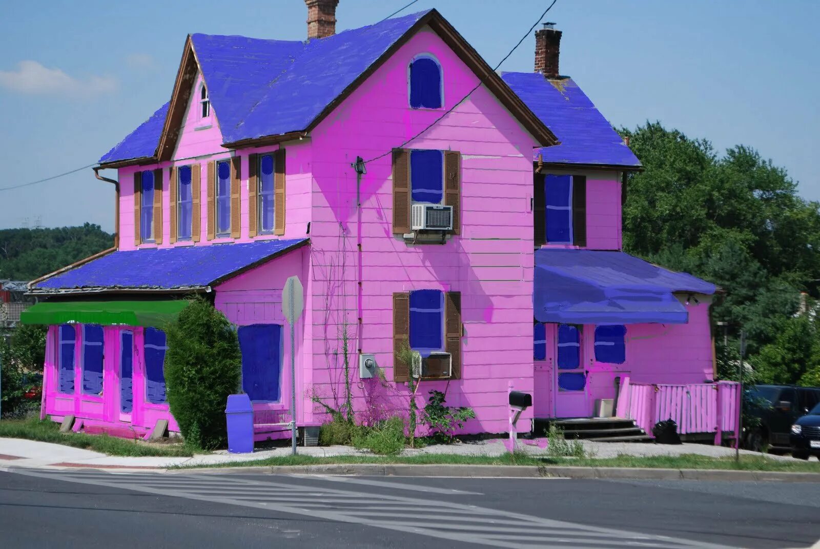 Яркие фасады домов. Дом с фиолетовым фасадом. Разноцветные фасады домов. Разноцветный дом.