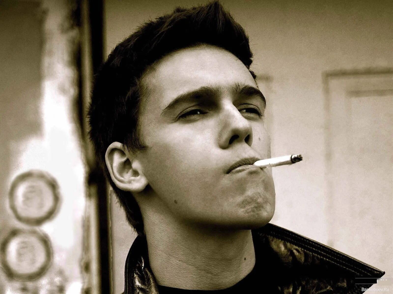 парень курит сигарету. мужчина курит. молодой парень с сигаретой. парень с сигаретой. парнипарни с сигаретой.