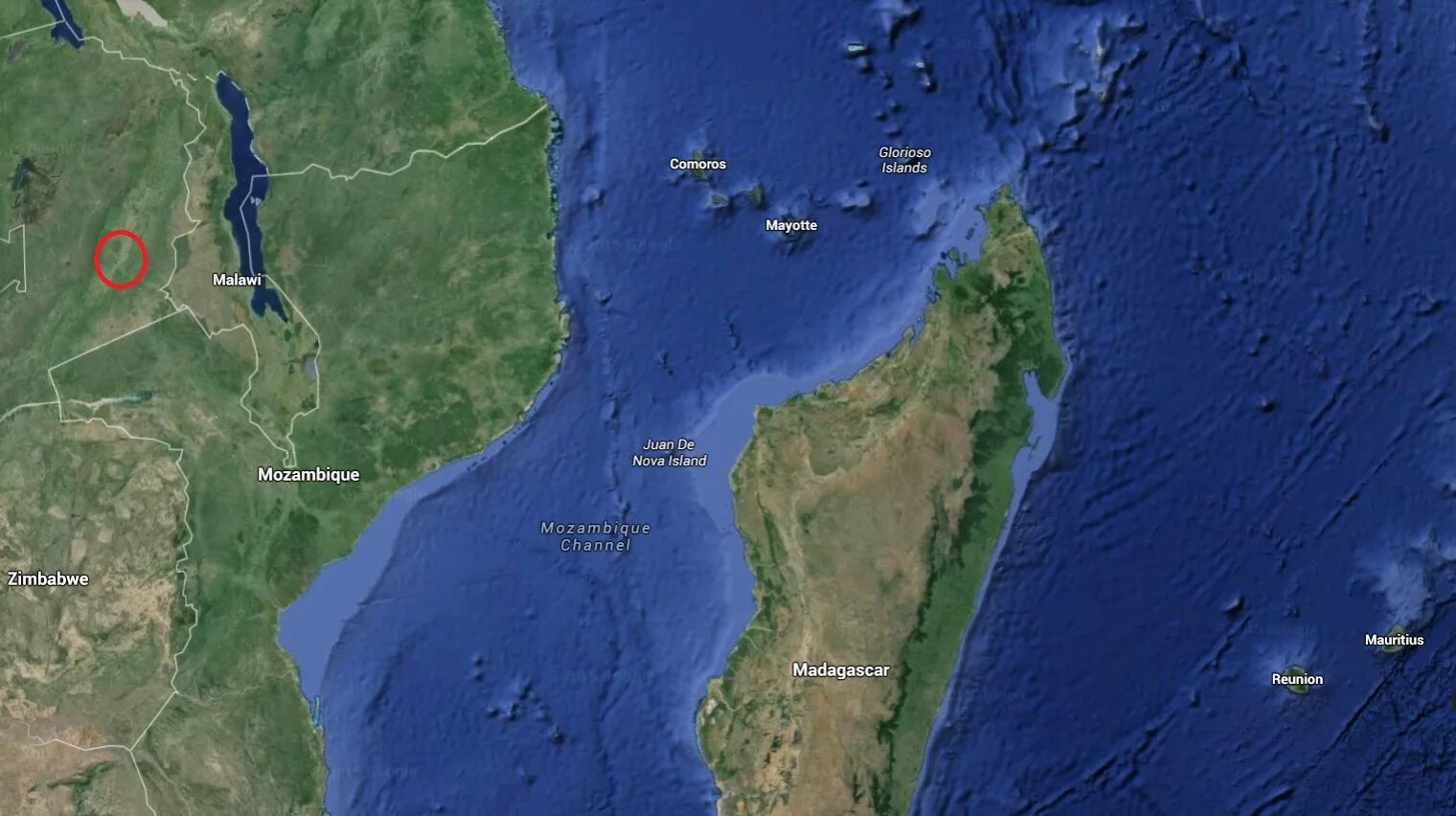 Где остров мадагаскар. Остров Мадагаскар на карте. Самый длинный пролив Мозамбикский пролив. Мадагаскар государство на карте. Острова возле Мадагаскара карта.