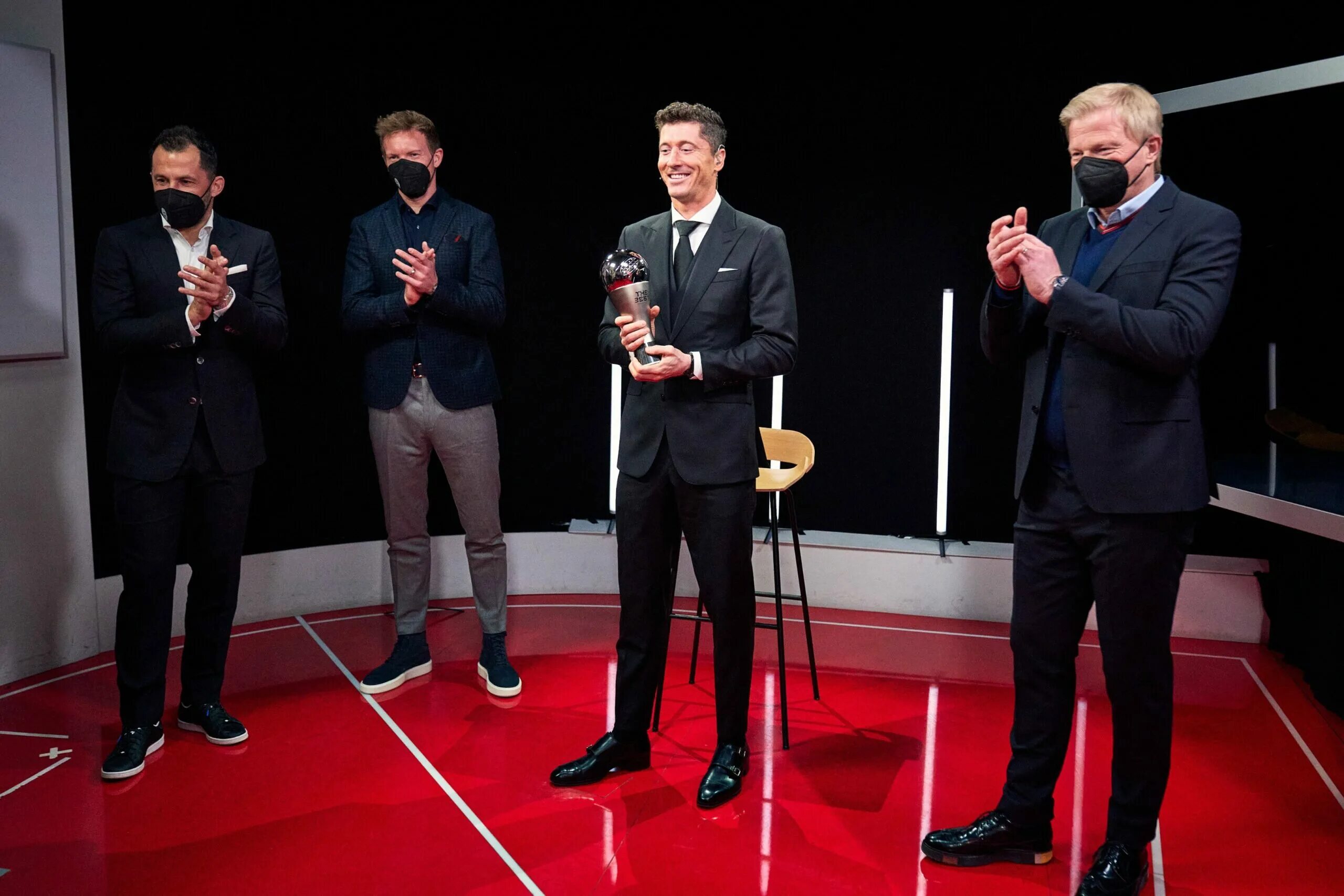 Левандовски золотой мяч 2021. Лионель месси золотой мяч. Лео месси золотой мяч 2021. Бтс на церемонии грэмми 2021. Мир танков заслуженная награда 2020.