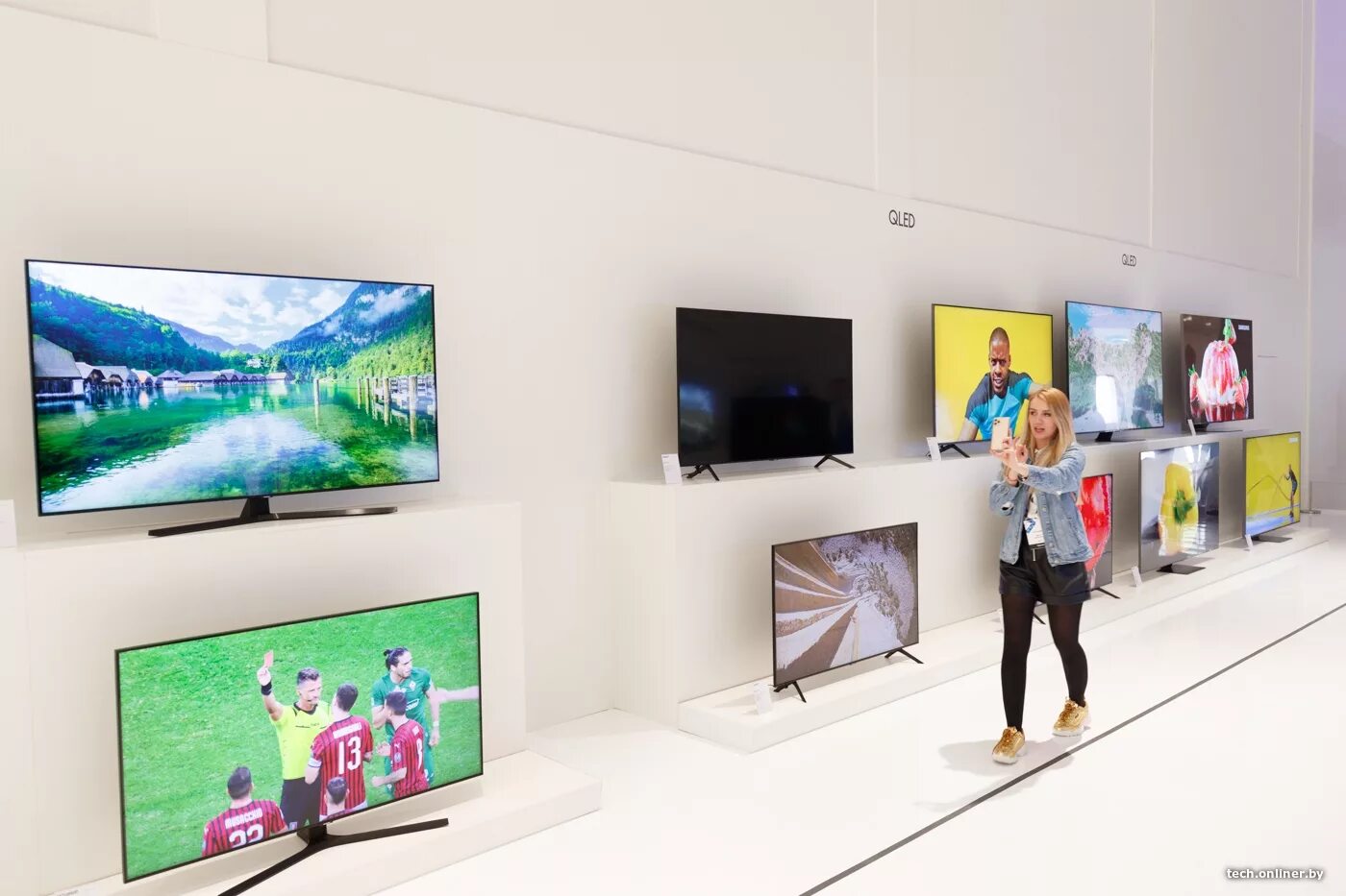 Телевизоры нового поколения. LG 73006 65 дюймов телевизор. Samsung Smart ТВ q100t. Новый телевизор. Телевизор выставочный.