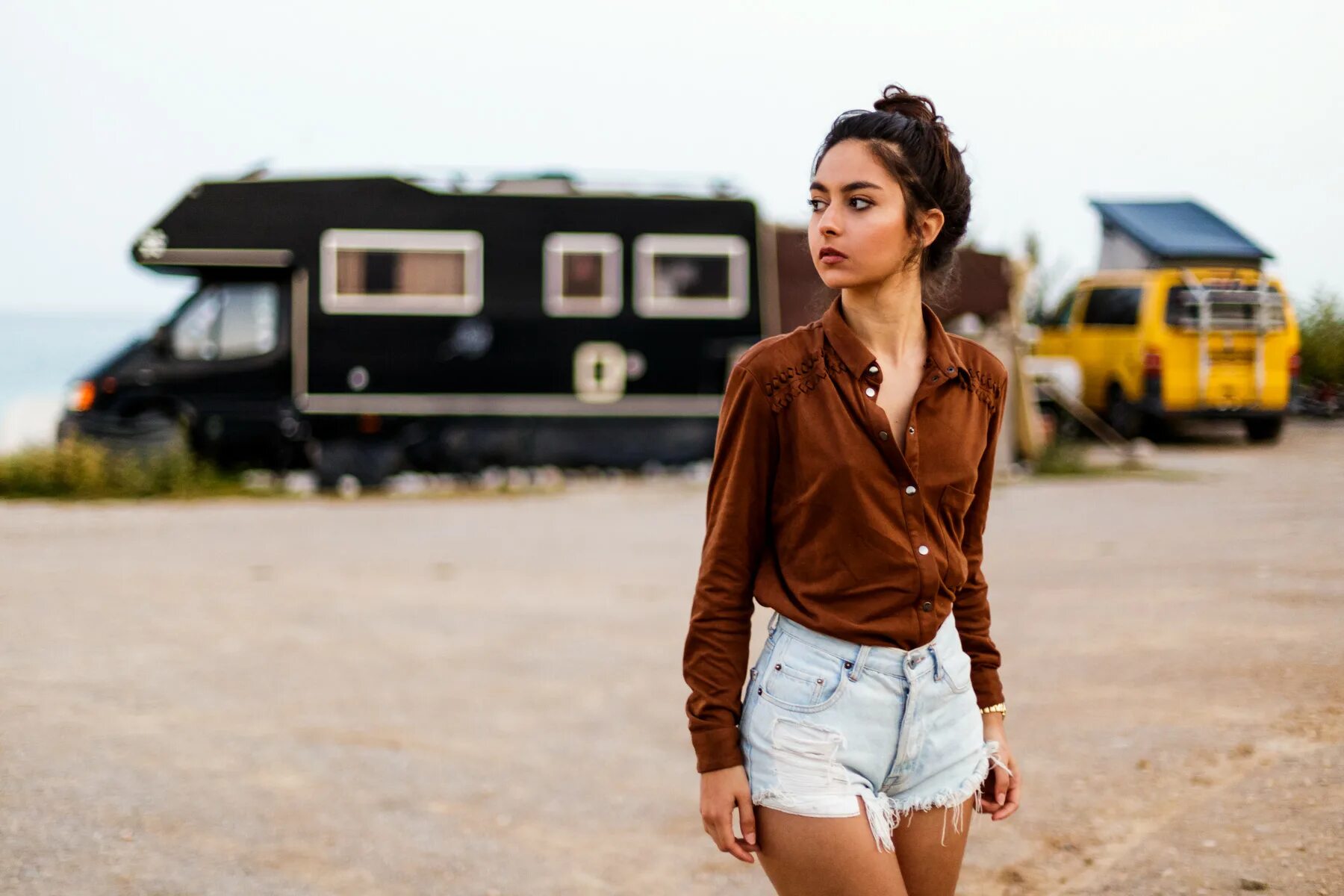 Lifestyle model. Стильная девушка. Креативная спортивная парочка. Девушка в солнечных очках. Фэшн съемка на улице.