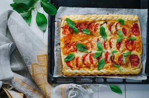 Пирог с моцареллой и помидорами