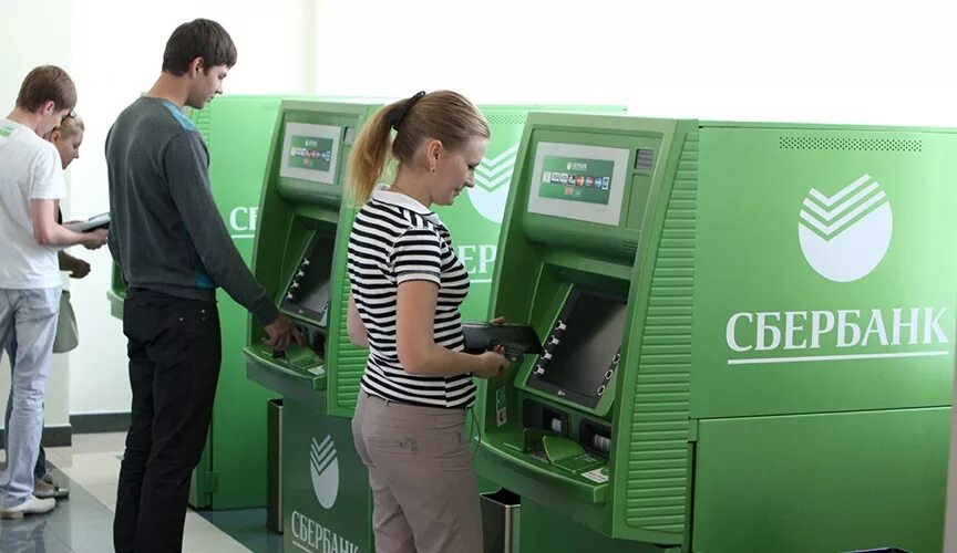 Сбер завис. Клиенты сбербанка. банкомат. терминал сбербанка. человек у банкомата.